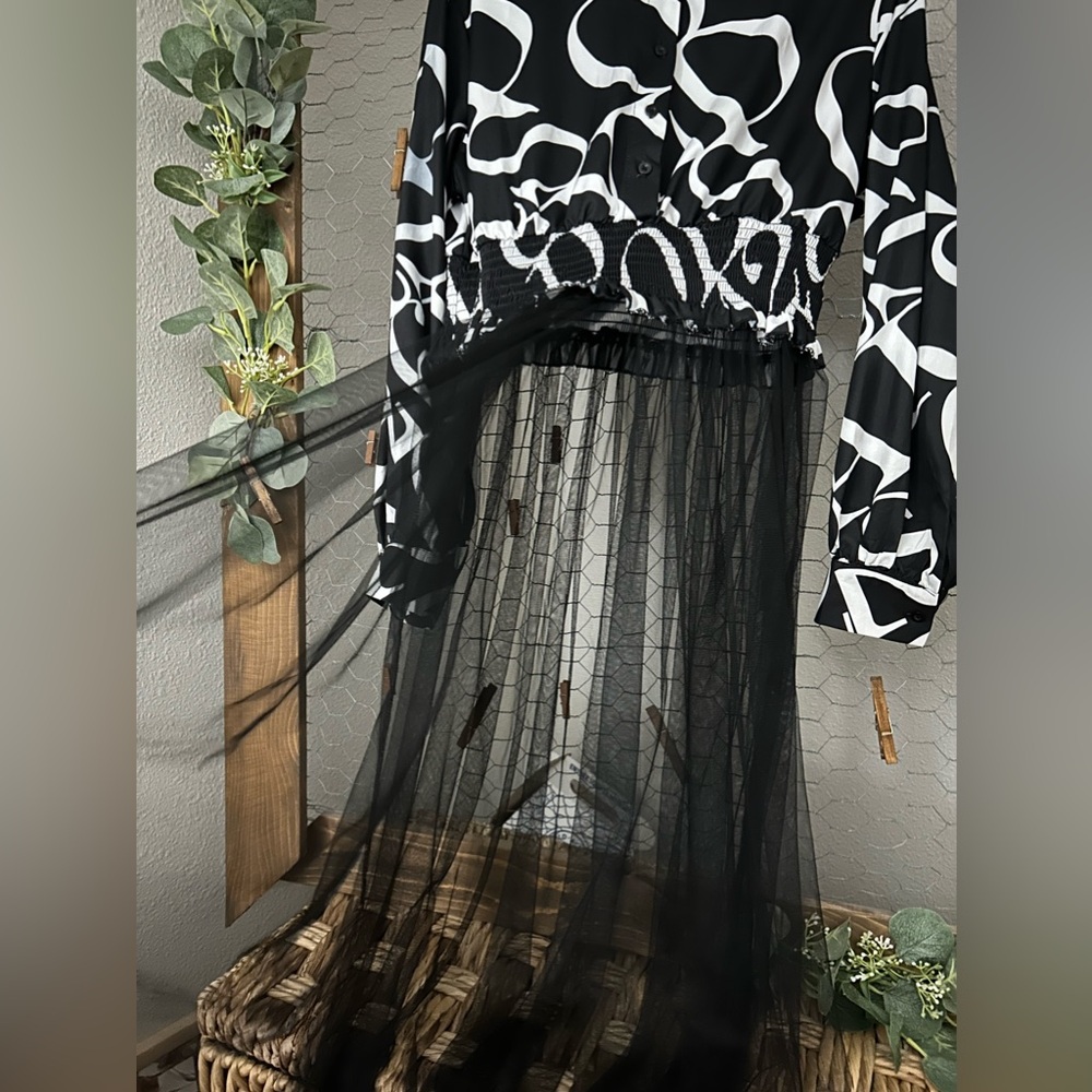 Pattern top with sheer - Picture 2 of 4